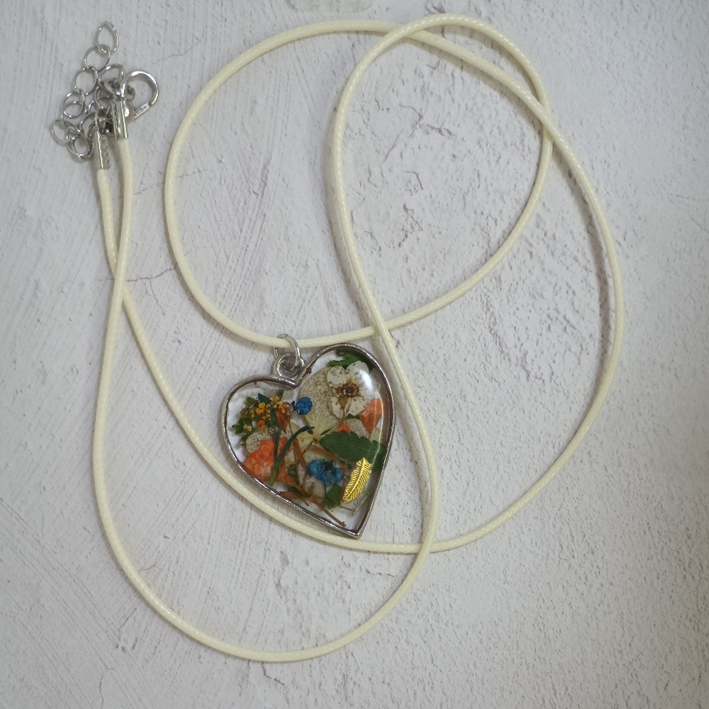 Heart Resin Pendant Necklace with Real Flowers• Luna & Roo - Picture 3 of 4